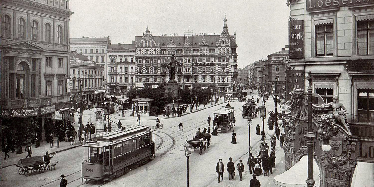 Der Berliner Alexanderplatz; in der Bildmitte das Grand Hotel, ganz rechts die Tabakwarenfabrik von Loeser & Wolff <a href="https://commons.wikimedia.org/wiki/File:Berlin_Alexanderplatz_1903.jpg">Wikimedia Commons</a>