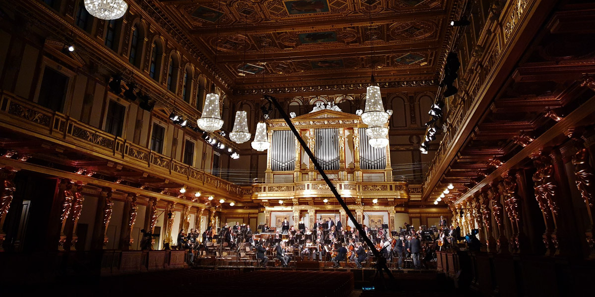 Die Wiener Philharmoniker vor dem Abonnement-Konzert mit Franz Welser-Möst, <abbr>COVID-19</abbr>-bedingt im leeren, doch stimmungsvoll ausgeleuchteten Goldenen Saal des Wiener Musikvereins © Wiener Philharmoniker/Benjamin Morrison