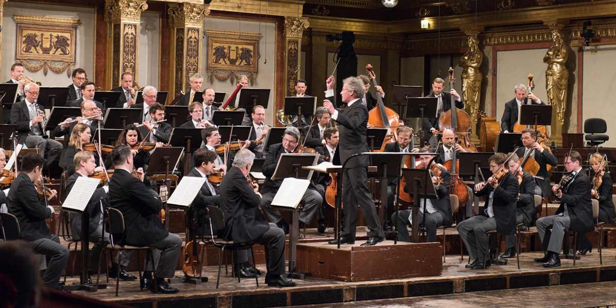 Franz Welser-Möst am Pult der Wiener Philharmoniker im letzten der drei Konzerte nach dem ersten »<abbr>COVID-19</abbr>-Lockdown« im Juni&nbsp;2020 © Wiener Philharmoniker/Dieter Nagl