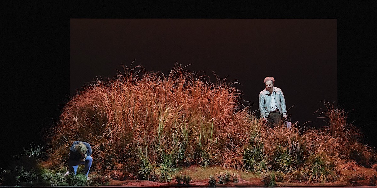 »&#8239;Wozzeck&#8239;«: Marie (Anja Kampe) und Franz Wozzeck (Christian Gerhaher) auf dem Waldweg am Teich © Wiener Staatsoper GmbH/Michael Pöhn