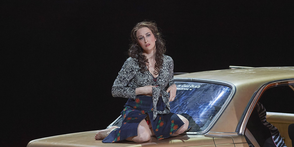 »Carmen«, 2. Akt: Michèle Losier bei ihrem Wiener Rollen-Debut als Carmen in der Inszenierung von Calixto Bieito und dem Bühnenbild von Alfons Flores © Wiener Staatsoper GmbH/Michael Pöhn