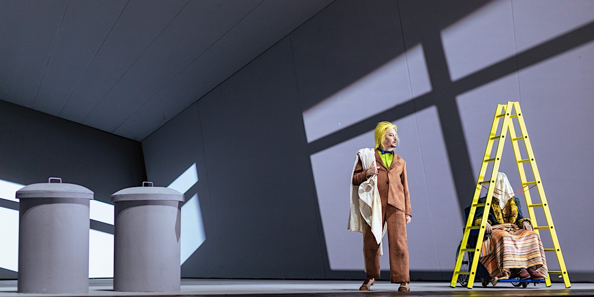 » Fin de partie «: Georg Nigl (Clov) und Philippe Sly (Hamm) © Wiener Staatsoper GmbH/Sofia Vagaiová