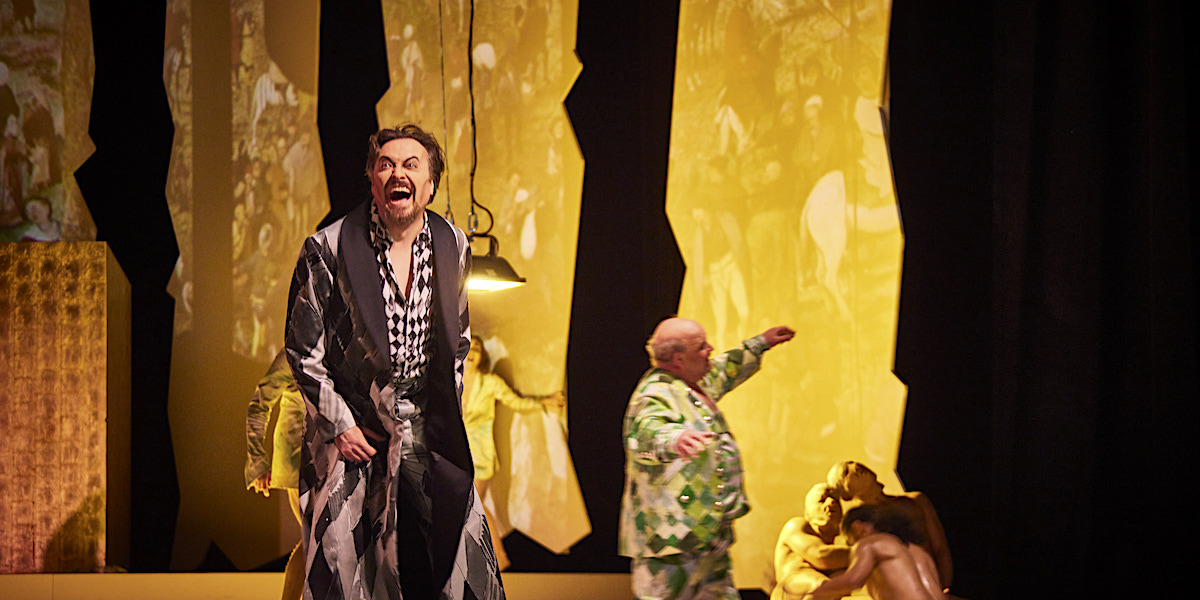 » Le Grand Macabre «, 1. Bild: Georg Nigl (Nekrotzar), Gerhard Siegel (Piet vom Fass) und das Ensemble © @ <a href="https://marcelurlaub.com">marcelurlaub.com</a>