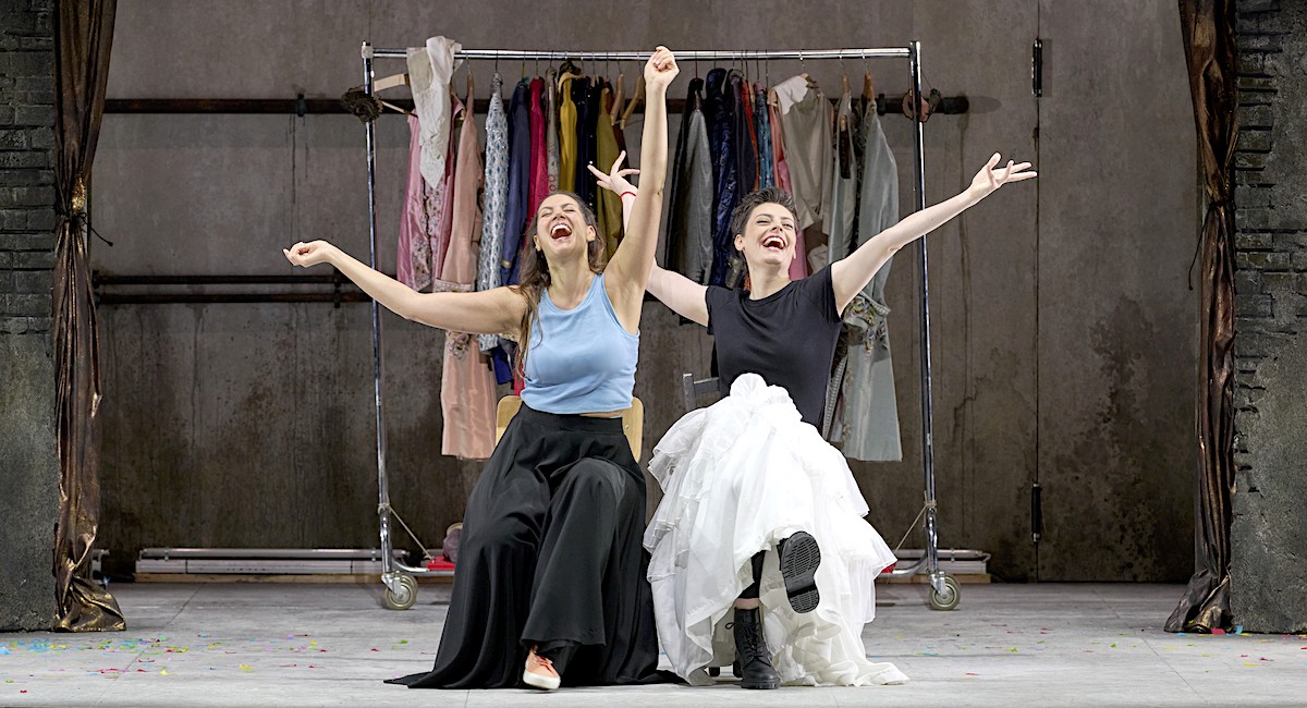 » Così fan tutte «, 1. Akt: Federica Lombardi (Fiordiligi) und Emily D'Angelo (Dorabella) als hoffnungsvoller Sängernachwuchs auf einer von Barrie Kosky ersonnenen Theaterprobe © Wiener Staatsoper GmbH/Michael Pöhn