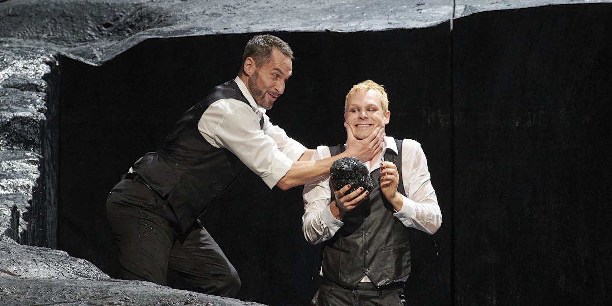 » Don Giovanni «, 2. Akt: Kyle Ketelsen (Don Giovanni) und Philippe Sly (Leporello) in der Friedhofsszene der das Schauspiel in den Vordergrund rückenden Sichtweise von Barry Kosky © Wiener Staatsoper GmbH/Michael Pöhn