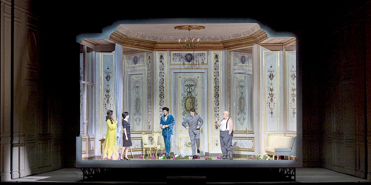 » Le nozze di Figaro « im Puppenhaus (2. Akt): Hanna-Elisabeth Müller (Contessa d'Almaviva), Ying Fang (Susanna), Andrè Schuen (Conte d'Almaviva), Peter Kellner (Figaro) und Wolfgang Bankl (Antonio) © Wiener Staatsoper GmbH/Michael Pöhn