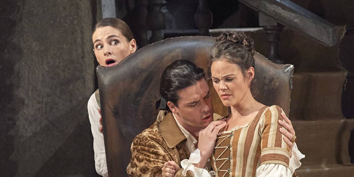 »Le nozze di Figaro«, 1. Akt: Patricia Nolz (Cherubino), Andrè Schuen (Conte di Almaviva) und Regula Mühlemann (Susanna) © Wiener Staatsoper GmbH/Michael Pöhn