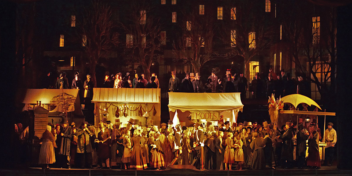 » La bohème «, 2. Akt: Das Café Momus im Bühnenbild von Franco Zeffirelli und den Kostümen von Marcel Escoffier © Wiener Staatsoper GmbH/Michael Pöhn
