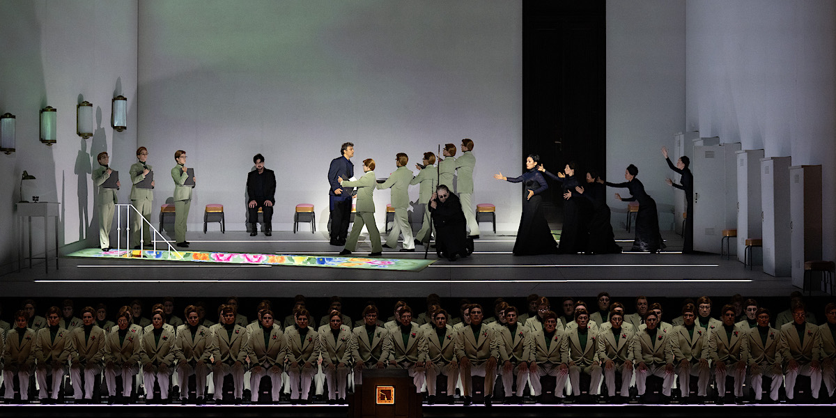 » Turandot «, 1. Akt: Jonas Kaufmann (Calaf), Dan Paul Dumitrescu (Timur), Kristina Mkhitaryan (Liù) mit ihren vier Schatten, Chor und Komparserie der Wiener Staatsoper © Wiener Staatsoper GmbH/Monika Rittershaus