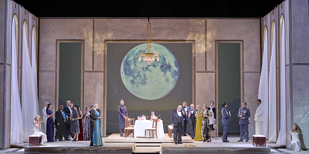 » Salome « nach der Vorstellung von Cyril Teste. Im Vordergrund Michaela Schuster (Herodias), Gerhard Siegel (Herodes) und, rechts am Bühnenportal, Malin Byström (Salome) © Wiener Staatsoper GmbH/Michael Pöhn