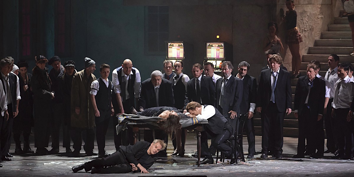 » Pique Dame «, 3. Akt: Dmitry Golovnin (Herrmann), Elena Guseva (Lisa), Boris Pinkhasovich (Jeletzki) und die Herren des Chors der Wiener Staatsoper © Wiener Staatsoper GmbH/Michael Pöhn