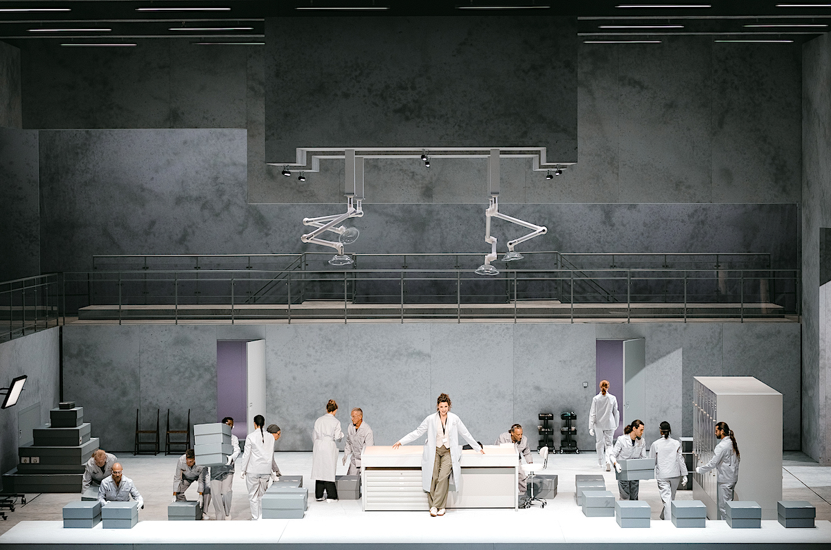 » Don Carlo «, 2. Akt: Eve-Maud Hubeaux (La Principessa d'Eboli) und das Ensemble in der von Kirill Serebrennikov szenisch verantworteten Produktion © Frol Podlesnyi