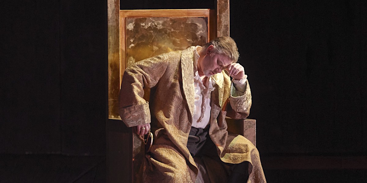 » Don Carlo «, 3. Akt: René Pape als einsamer, zerrissener Filippo <abbr>II</abbr>, hervorragend festgehalten von Michael Pöhn © Wiener Staatsoper GmbH/Michael Pöhn