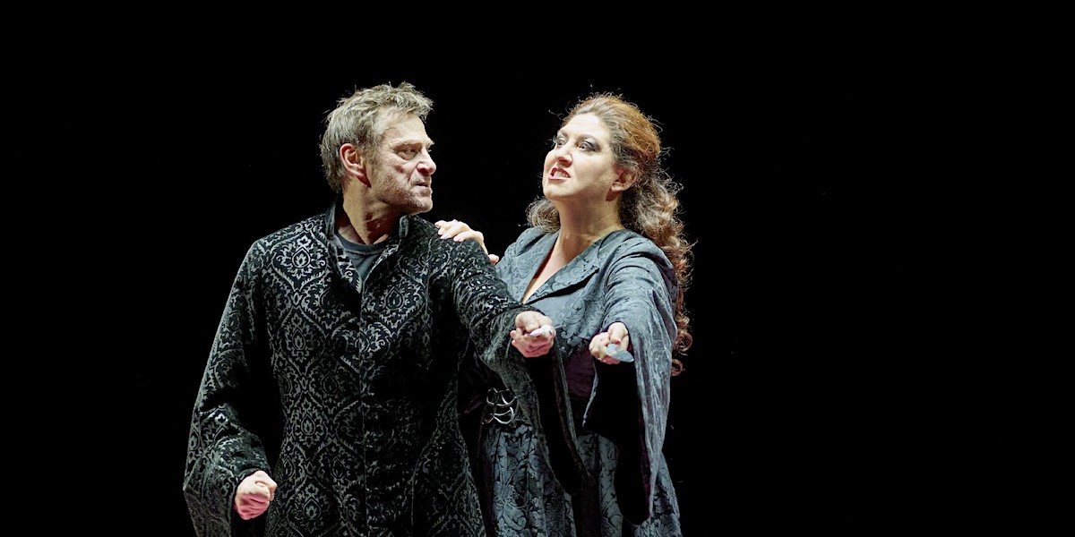 » Macbeth «, 1. Akt: Anna Pirozzi als Lady und Simon Keenlyside als Macbeth © Wiener Staatsoper GmbH/Michael Pöhn