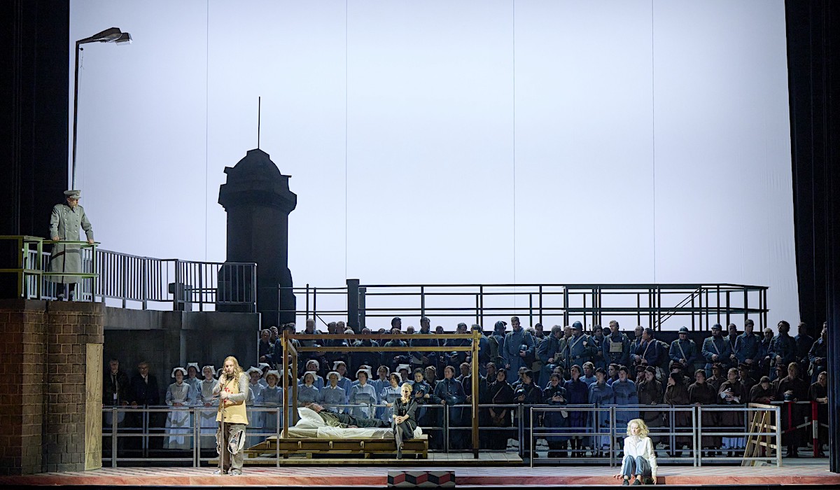 » Lohengrin «, 3. Akt: Georg Zeppenfeld (Heinrich der Vogler) am Brückenkopf, David Butt Philip (Lohengrin), liegend Martin Gantner (Friedrich Graf von Telramund), sitzend Anja Kampe (Ortrud), Malin Byström (Elsa von Brabant) und die Chöre der Wiener Staatsoper © Wiener Staatsoper GmbH/Michael Pöhn