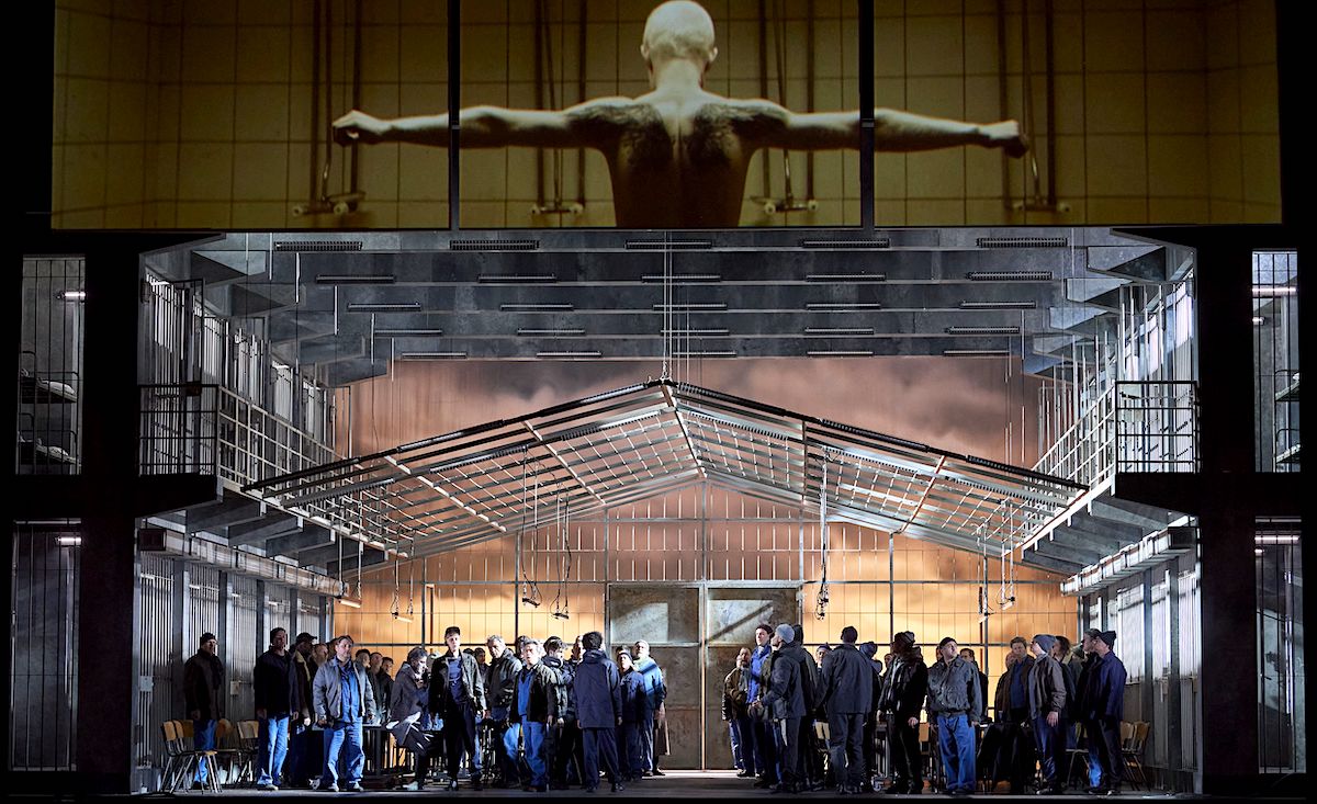 » Parsifal «, 3. Aufzug, in der Sichtweise von Kirill Serebrennikov: Das Ensemble der Wiener Staatsoper als ehemalige Häftlinge im aufgelassenen Gefängnis © Wiener Staatsoper GmbH/Michael Pöhn