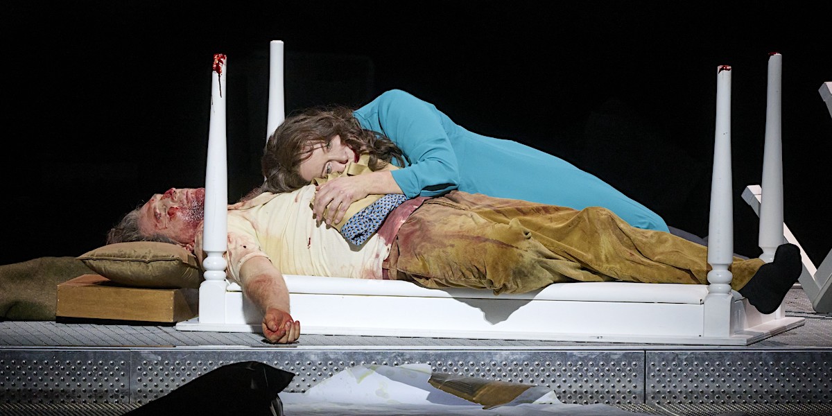 »&#8239;Tristan und Isolde&#8239;«, 3. Aufzug: Der dahingeschiedene Tristan (Andreas Schager) und die zurückgelassene Isolde (Nina Stemme) in der Inszenierung von Calixto Bieito, dem Bühnenbild von Rebecca Ringst und den Kostümen von Ingo Krügler © Wiener Staatsoper GmbH/Michael Pöhn