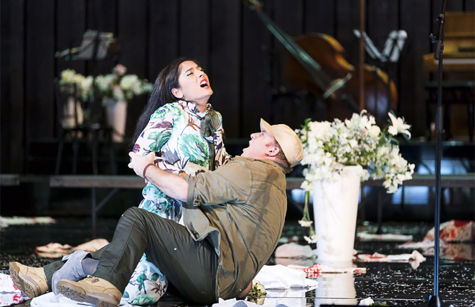 »Cavalleria rusticana«: Ezgi Kutlu (Santuzza) und Aldo di Toro (Turiddu). Ob Mascagni solches im Sinn hatte? © Oper Graz/Werner Kmetitsch