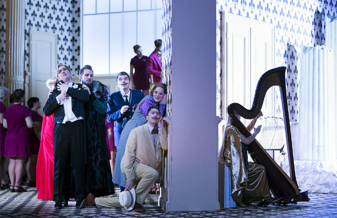 »Il viaggio a Reims«: Dariusz Perczak (Barone di Trombonok), Miloš Bulajić (Conte di Libenskof), Ivan Oreščanin (Don Alvaro), Sonja Šarić (Madama Cortese) und Wilfried Zelinka (Don Profondo) © Oper Graz/Werner Kmetitsch