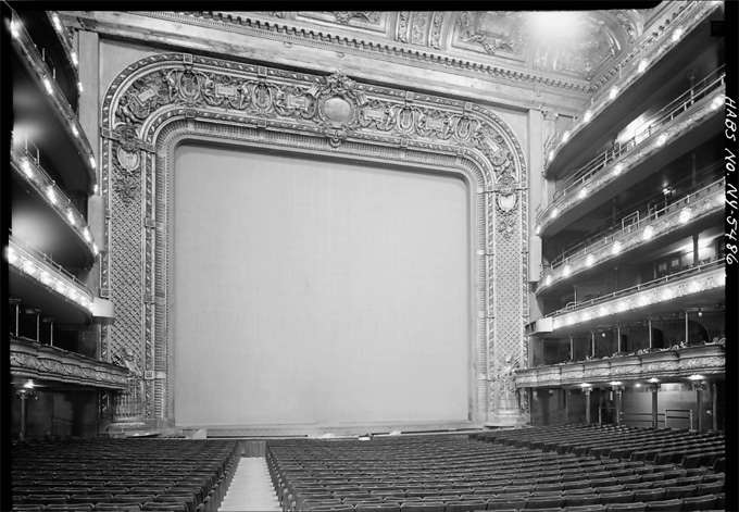 Metropolitan Opera House, 1423 Broadway, New York: Blick vom Zuschauerraum zum Bühnenportal Library of Congress Prints and Photographs Division Washington, D.C./Jack Boucher (1931–2012); HABS NY,31-NEYO,79-11