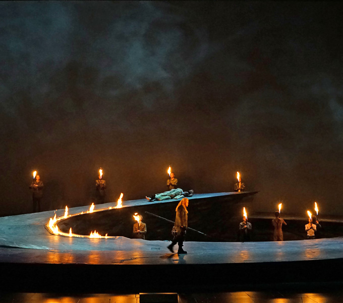 »Die Walküre«, 3. Aufzug: Wotan (Vitalij Kowaljow) und Brünnhilde (Anja Kampe) beim Feuerzauber © Osterfestspiele Salzburg/Forster