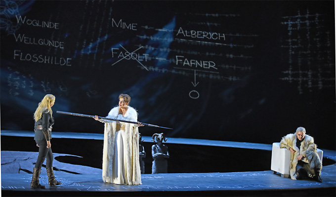 »Die Walküre«, 2. Aufzug: Brünnhilde (Anja Kampe), Fricka (Christa Mayer) und Wotan (Vitalij Kowaljow) im trauten Familiengespräch © Osterfestspiele Salzburg/Forster