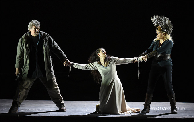 »Die Walküre«, 2. Aufzug: Sieglinde (Anja Harteros) zwischen Brünnhilde (Anja Kampe) und Siegmund (Peter Seiffert) © Osterfestspiele Salzburg/Forster