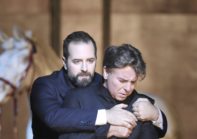 »Don Carlo«, 2. Akt: Étienne Dupuis (Rodrigo) und Roberto Alagna (Don Carlo) © Opéra national de Paris/Vincent Pontet