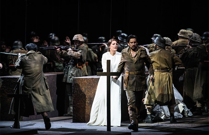 »Il trovatore«, 2. Akt: Sondra Radvanovsky (Leonoara) und Marcelo Álvarez (Manrico) sowie der Choeur de Opéra national de Paris © Opéra national de Paris/Julien Benhamou