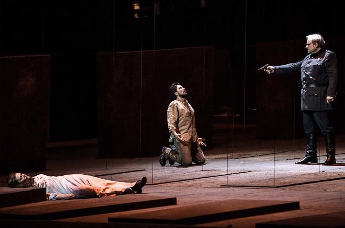 »Il trovatore«, 4. Akt: Sondra Radvanovsky (Leonora), Marcelo Alvarez (Manrico) und Željko Lučić (Il Conte di Luna) im Finale der Oper © Opéra national de Paris/Julien Benhamou