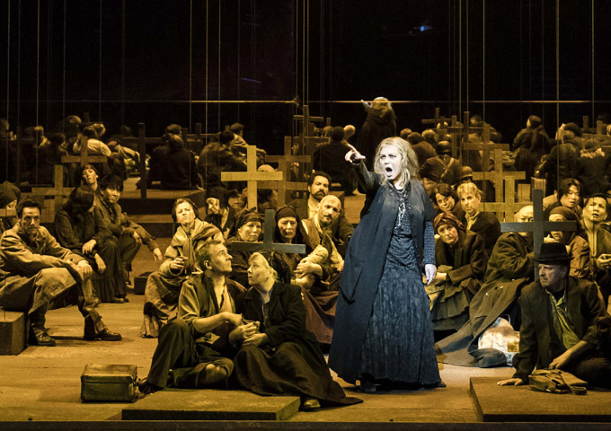 »Il trovatore«, 2. Akt: Ekaterina Semenchuk als Azucena mit den Zigeunern © Opéra national de Paris/Julien Benhamou