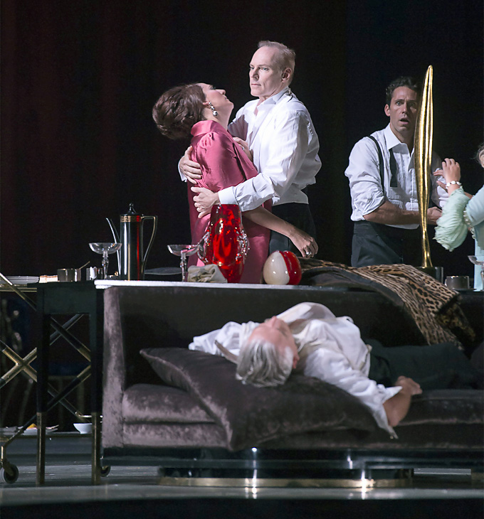 »The Exterminating Angel«: Amanda Echalaz (Lucía), Charles Workman (Nobile), Ed Lyon (Eduardo) und Sten Byriel (Russell) © Salzburger Festspiele/Monika Rittershaus