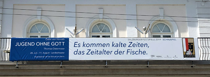 Salzburg, 2019: Der Banner am Balkon des Salzburger Landestheaters nennt mit Thomas Ostermeier nur den Regisseur von Ödön von Horváths »Jugend ohne Gott« © Thomas Prochazka