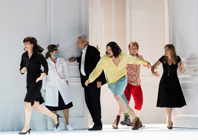 »Così fan tutte«: Marianne Crebassa (Dorabella), Lea Desandre (Despina), Johannes Martin Kränzle (Don Alfonso), Andrè Schuen (Guglielmo), Bogdan Volkov (Ferrando) und Elsa Dreisig (Fiordiligi) in der Inszenierung von Christof Loy und den überaus phantasievollen Kostümen von Barbara Drosihn © Salzburger Festspiele/Monika Rittershaus