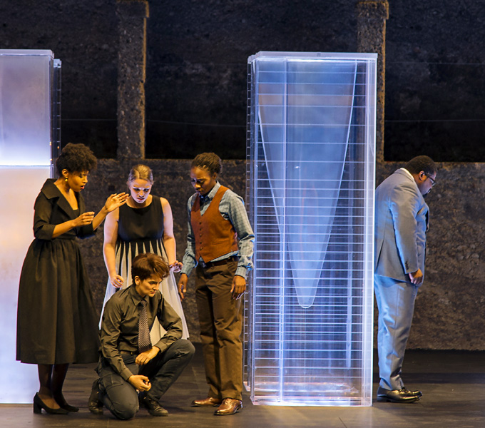 »La clemenza di Tito«, 1. Akt: Vitellia (Golda Schultz), Servilia (Christina Gansch), Sesto (Marianne Crebassa) und Annio (Jeanine de Bique) mit Tito (Russell Thomas) © Salzburger Festspiele/Ruth Walz