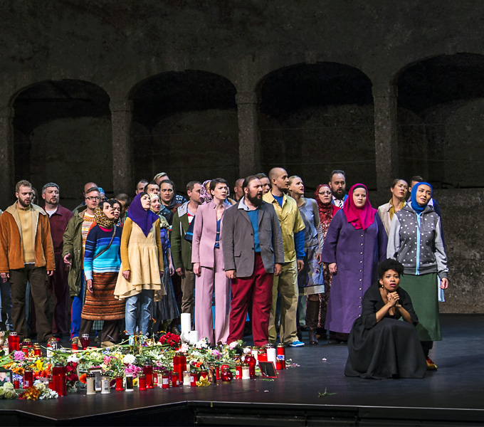 »La clemenza di Tito«, 2. Akt: Sesto (Marianne Crebassa) mit dem im Intensivbett liegenden Tito (Russell Thomas): die schöne neue Opernwelt des Peter Sellars © Salzburger Festspiele/Ruth Walz