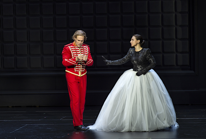 »Pique Dame«, 2. Akt: Brandon Jovanovich (Hermann) und Evgenia Muraveva (Lisa) © Salzburger Festspiele/Ruth Walz