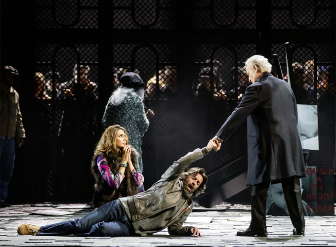 »El Juez«, 4. Akt: Richter Federico Ribas (José Carreras) enthüllt dem Alberto Garcia (José Luis Sola), daß er sein lang vermißter Bruder ist, während Paula (Sabina Puértolas) den tödlich Verwundeten stützt © Herwig Prammer