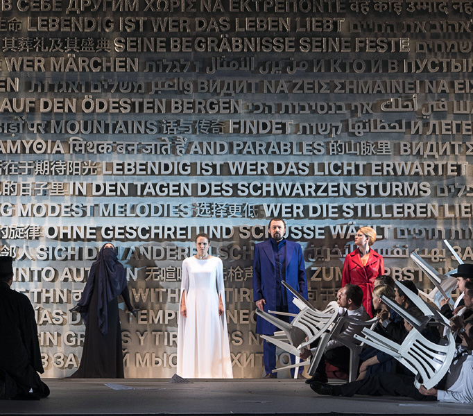 »Die Zauberflöte«, 2. Akt: Nina Minasyan (Königin der Nacht), Sophie Karthäuser (Pamina), XXX (Sarastro) und der Arnold Schoenberg Chor in der Roller der das weibliche Element ablehnende Priesterschaft © Herwig Prammer