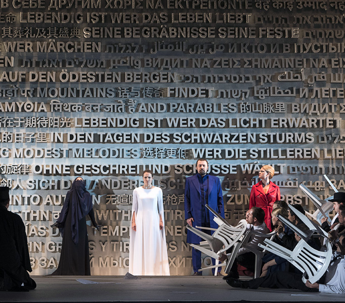 »Die Zauberflöte«, 2. Akt: Nina Minasyan (Königin der Nacht), Sophie Karthäuser (Pamina), XXX (Sarastro) und der Arnold Schoenberg Chor in der Roller der das weibliche Element ablehnende Priesterschaft © Herwig Prammer