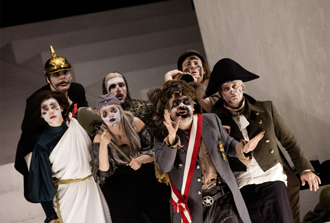 »Capriccio«: Tanja Ariane Baumgartner (Die Schauspielerin Clairon), Christoph Seidl (Der Haushofmeister), Maria Bengtsson (Die Gräfin), Andrè Schuen (Der Graf), Lars Woldt (La Roche), Daniel Schmutzhard (Olivier, ein Dichter) und Daniel Behle Flamand, ein Musiker) © Theater an der Wien/Herwig Prammer