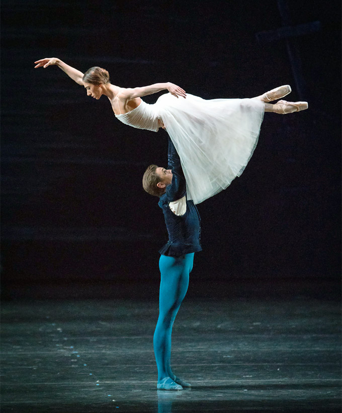 »Giselle«, 2. Akt: Ioanna Avraam (Giselle) und Denys Cherevychko (Herzog Albrecht) © Wiener Staatsballett/Ashley Taylor