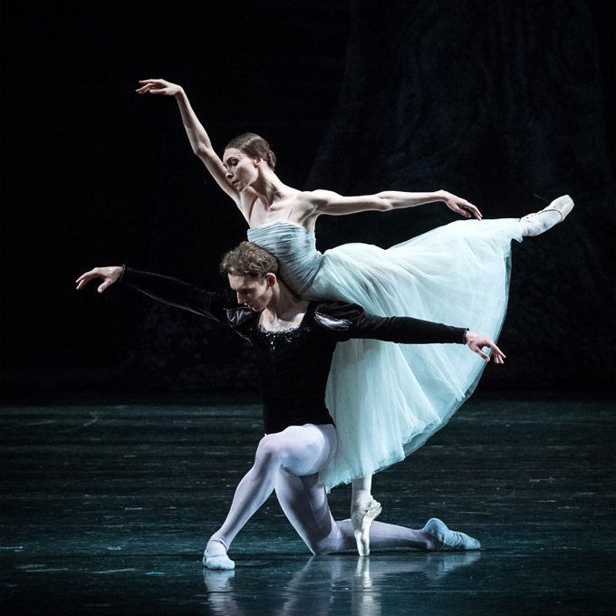 »Giselle«, 2. Akt: Olga Smirnova (Giselle) und Semyon Chudin (Herzog Albrecht) Wiener Staatsballett/Ashley Taylor