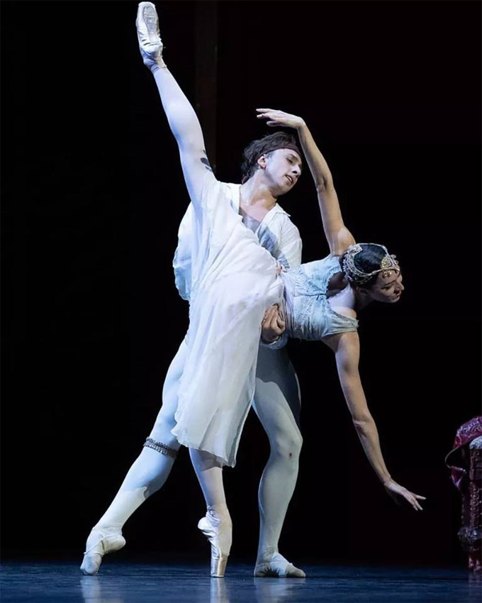 »Le Corsaire«, 2. Akt: Nina Poláková (Médora) und Denys Cherevychko (Conrad) im zweiten pas de deux © Wiener Staatsballett/Ashley Taylor