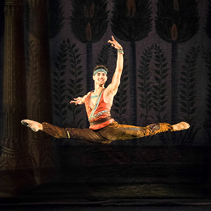 »Le Corsaire«, 3. Akt: Francesco Costa (Lanquedem) bei seinem Solo © Wiener Staatsballett/Ashley Taylor