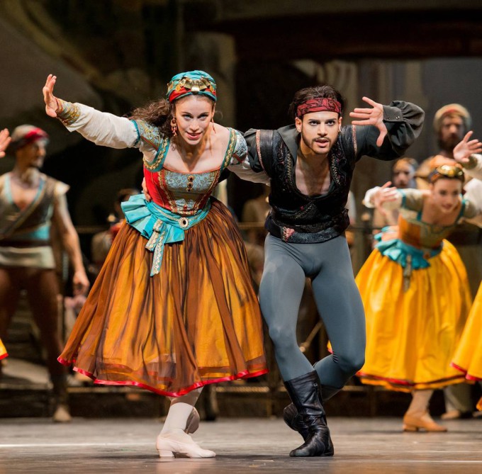 »Le Corsaire«, Finale des 1. Aktes: Alice Firenze (Zulméa) mit Davide Dato (Birbanto) © Wiener Staatsballett/Ashley Taylor