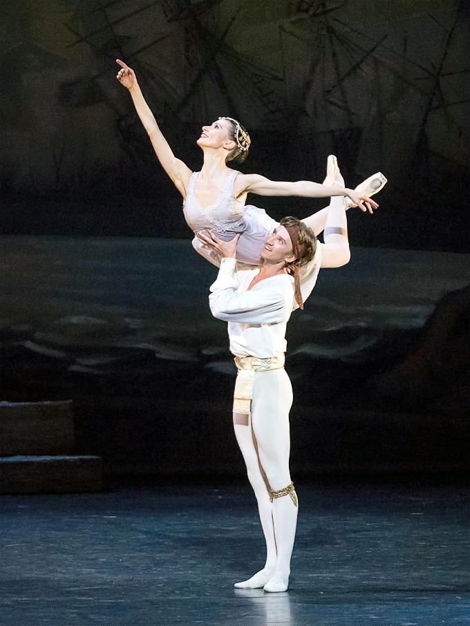 »Le Corsaire«, 2. Akt: Liudmila Konovalova (Médora) und Vadim Muntagirov (Conrad) im zweiten Pas de deux © Wiener Staatsballett/Ashley Taylor