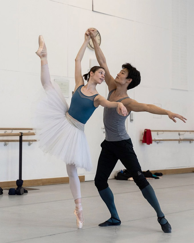 »Le Corsaire«: Maria Yakovleva (Médora) und Kimin Kim (Conrad) im Ballettsaal © Wiener Staatsballett/Ashley Taylor