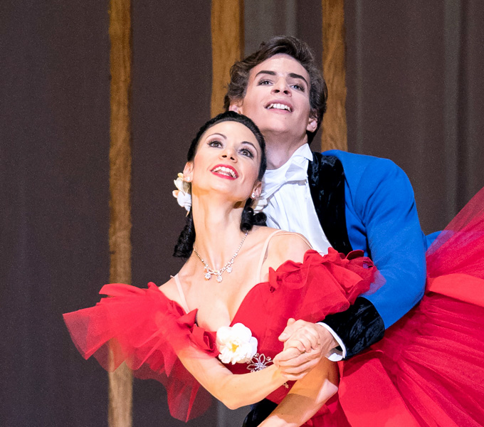 »Marguerite and Armand« — Liudmila Konovalova (Marguerite) und Jakob Feyferlik (Armand) in Sir Frederick Ashtons 1963 geschaffene Liebeserklärung an Margot Fonteyn © Wiener Staatsballett/Ashley Taylor