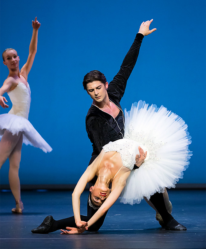 George Balanchines »Symphonie in C«: Liudmila Konovalova und Vladimir Shishov als Solisten des zweiten Satzes © Wiener Staatsballett/Ashley Taylor